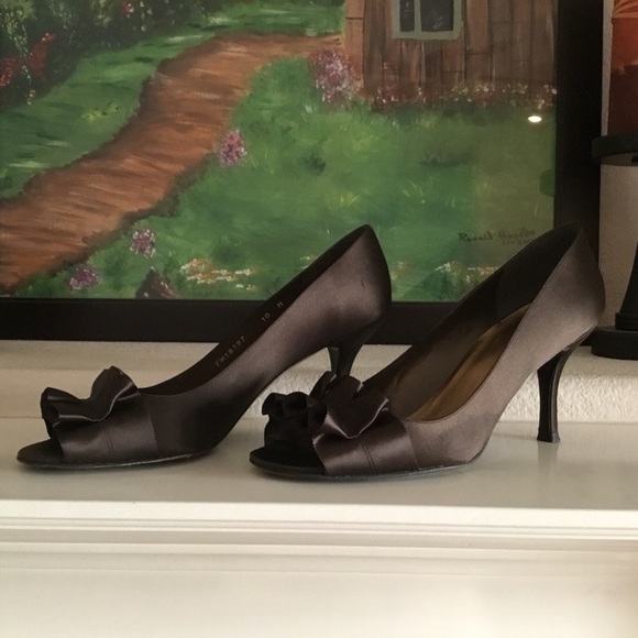 Stuart Weitzman Gigiritz Dark Brown Satin ruffle detail peep toe pumps /Like NEW - Picture 5 of 16